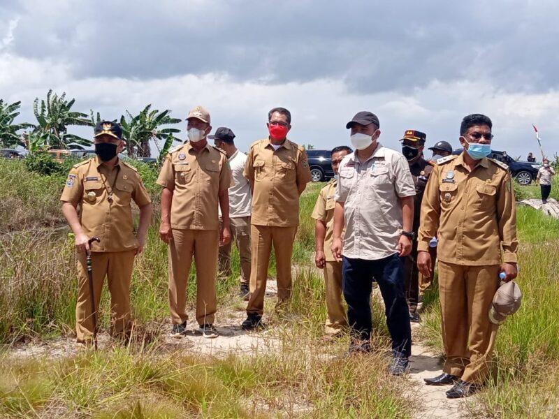 Gubernur Kalteng, H. Sugianto Sabran, meninjau kawasan tambak udang vaname/shrimp estate di Kabupaten Sukamara pada Selasa (1/3/2022).