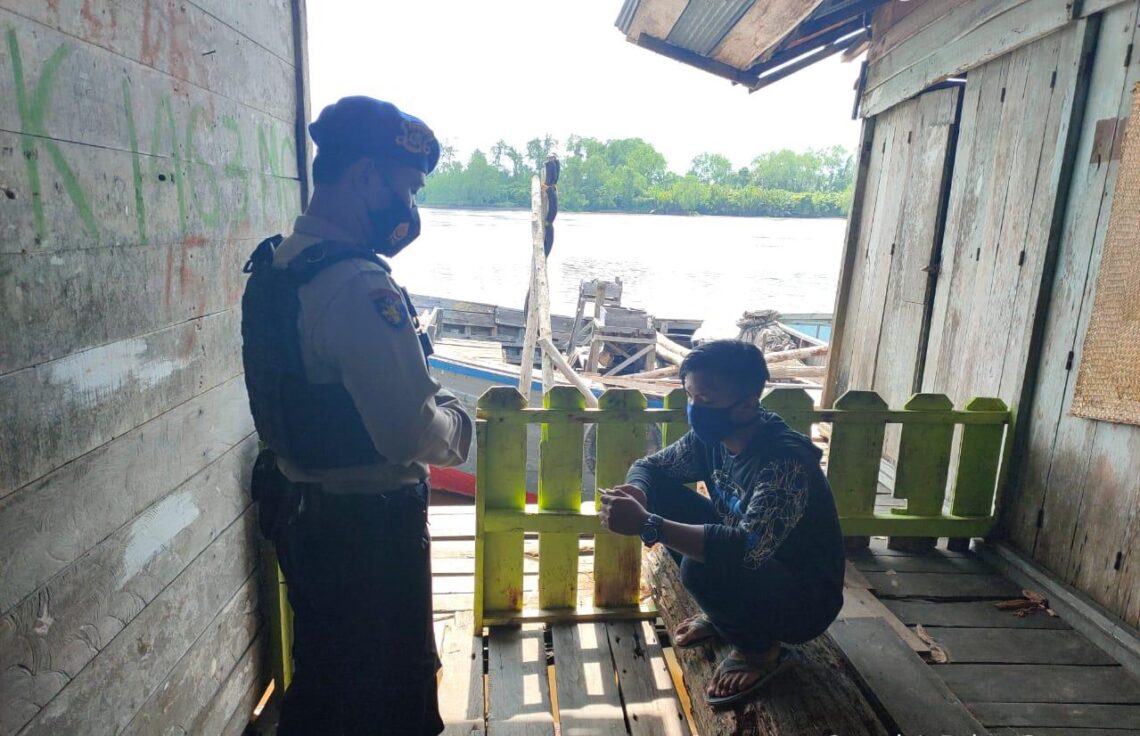 Satpolairud, Polres Seruyan, terus ditingkatkan pada saat Patroli dan sambang Masyarakat pesisir, anggota juga menitipkan pesan kepada masyarakat untuk tetap menjaga Kesehatan dan mentaati Protokol Kesehatan. Jumat (02/04/2021 ) pukul 09.00 Wib. Foto : Tbn