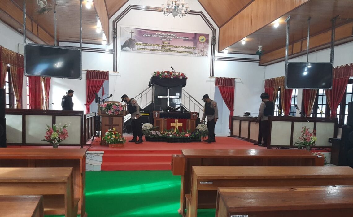 Polsek Seruyan Hilir melakukan sterilisasi di gereja Imanuel menjelang dimulainya serangkaian ibadah menjelang perayaan Paskah 2021, Jumat (02/04/21). Foto : Tbn