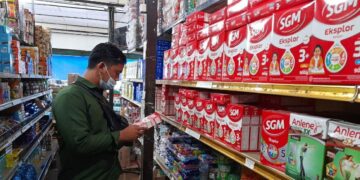 Anggota Satreskrim Polres Seruyan Cek Bahan Pangan di Pasar Kuala Pembuang