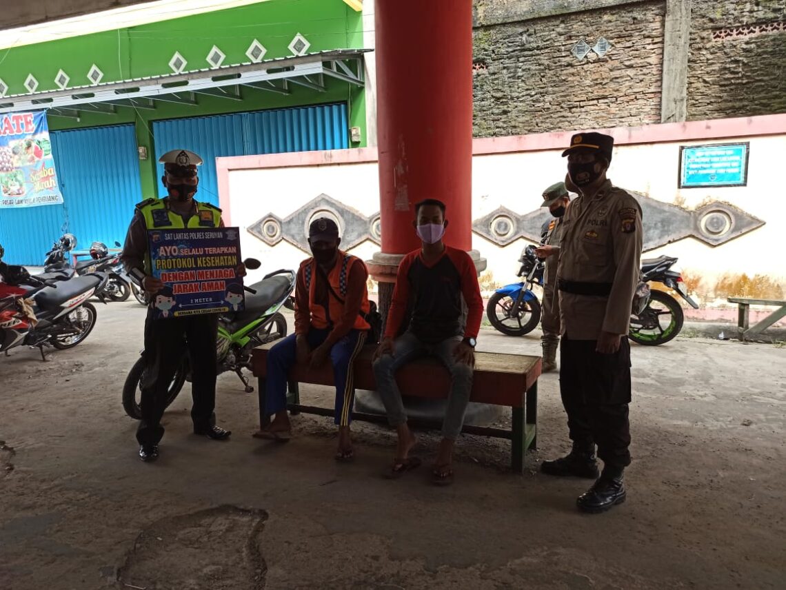 Sat Lantas Polres Seruyan Jajaran Polda Kalteng, melaksanakan Patroli Dialogis dan berikan imbauan Kamseltibcar Lantas kepada para Pedagang serta laksanakan imbauan Protkes Covid-19 di sekitaran Kota Kuala Pembuang Kabupaten Seruyan, Provinsi Kalteng, Jumat (2/4/2021). Foto : TN