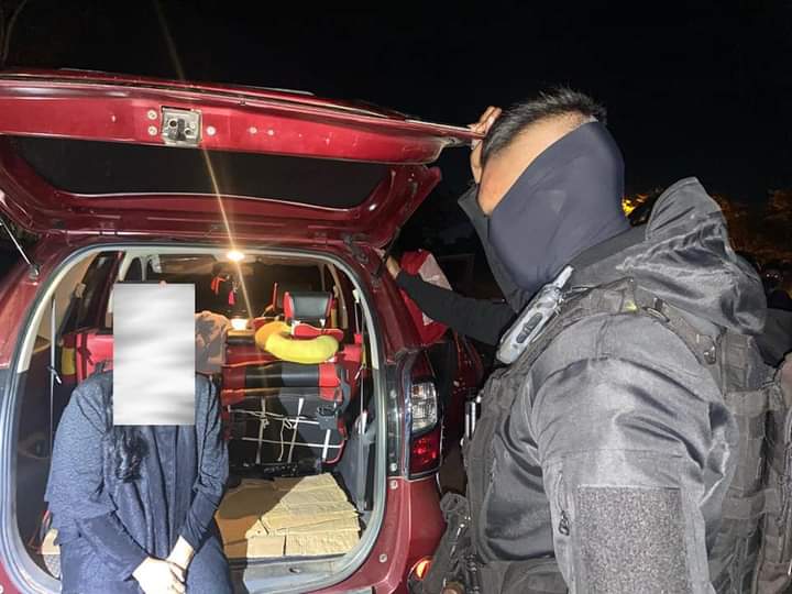 Patroli Tim Raimas Back Bone Ditsamapta Polda Kalteng berhasil menggerebek sebuah ‘mobil bergoyang’ yang terparkir di tempat gelap di kawasan pameran Jalan Temanggung Tilung Kota Palangka Raya, Sabtu (01/05/2021) sekitar pukul 23.00 WIB. oto : TN