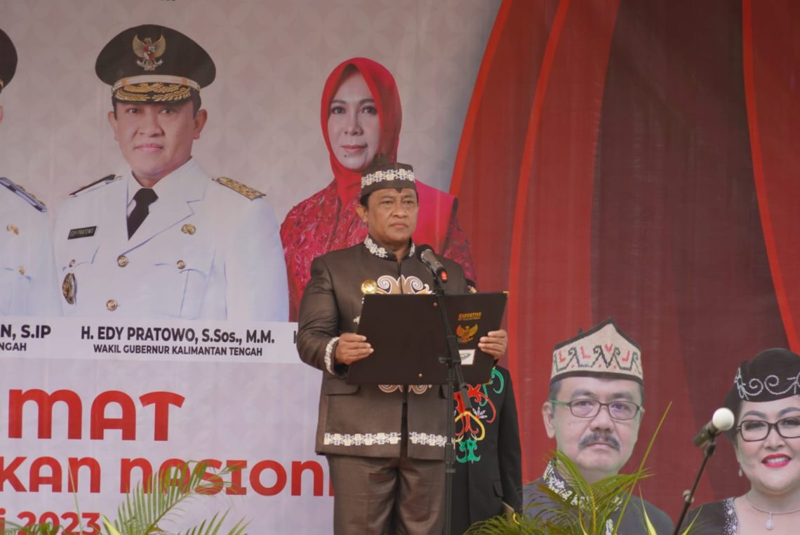 Wakil Gubernur Kalteng, H. Edy Pratowo, pimpin Upacara Bendera Peringatan Hari pendidikan Nasional Tahun 2023, bertempat di Halaman Kantor Dinas Pendidikan Prov. Kalteng, Selasa (2/5/2023).