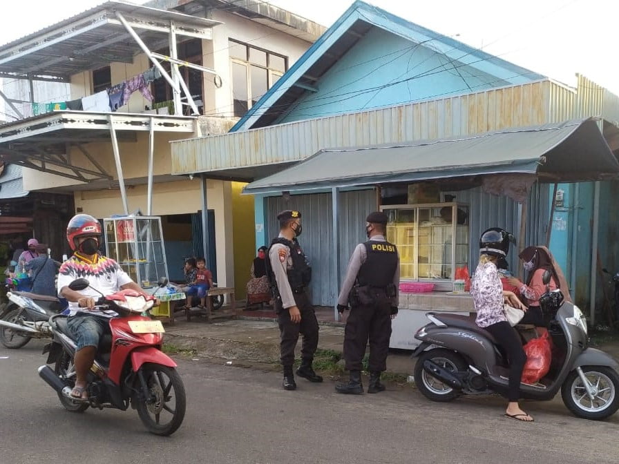 Anggota Sabhara Polres Seruyan melaksanakan patroli ke pasar Saik untuk mencegah terjadinya gangguan kamtibmas seperti pencurian ataupun pencopetan, Minggu (02/05/2021). Foto : Tbn