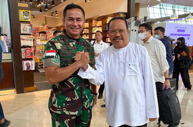 Sekretaris Daerah Provinsi Kalimantan Tengah H. Nuryakin bersama Pangdam XII/ Tpr yang baru Mayor Jenderal TNI H. Iwan Setiawan