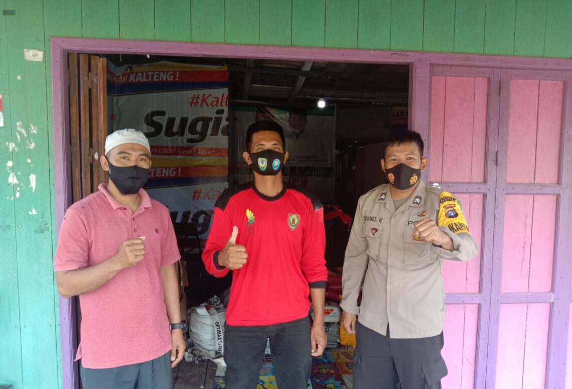 Personel Polres Seruyan terus dilakukan kepada masyarakat dalam rangka menciptakan situasi kamtibmas yang kondusif serta melakukan sosialisasi kebakaran hutan dan lahan (karhutla) kepada Masyarakat, Minggu (2/5/2021). Foto : Tbn