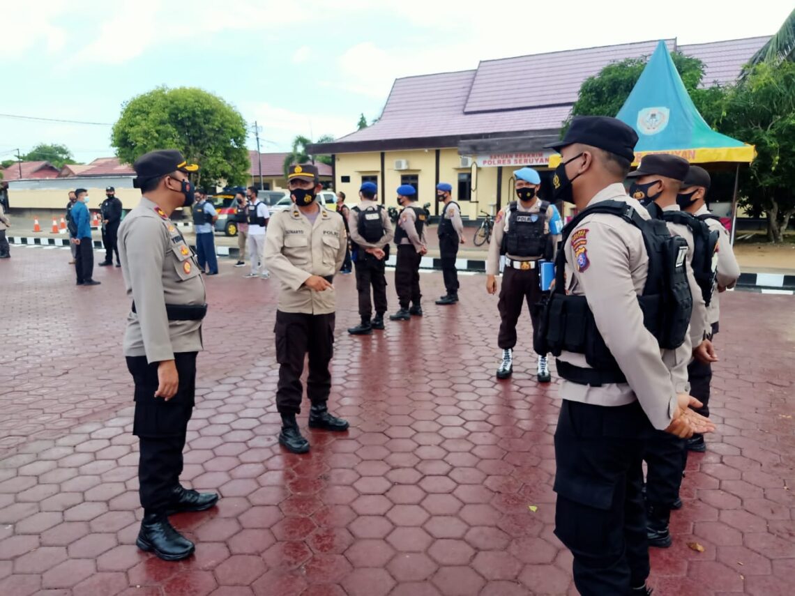 Pelaksanaan apel pagi anggota Polres Seruyan diawasi oleh Propam Unit Provos dalam rangka antisipasi pelanggaran anggota, serta anggota terbiasa disiplin dengan waktu, Rabu (2/6/2021). Foto : Tbn