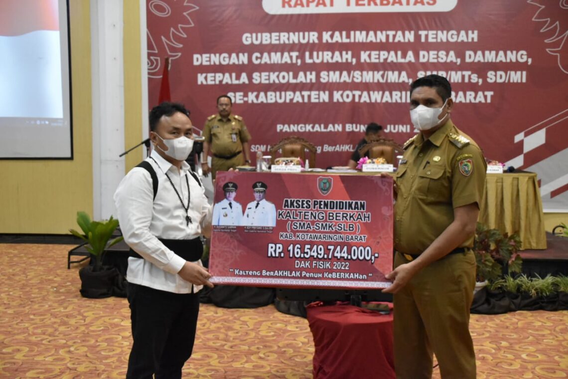 Gubernur Kalteng H. Sugianto Sabran saat menyerahkan secara simbolis bantuan voucher akses pendidikan sarana/prasarana Kalteng Berkah untuk SMA, SMK, SLB se-Kabupaten Kotawaringin Barat kepada Pj. Bupati Kotawaringin Barat Anang Dirjo