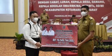 Gubernur Kalteng Serahkan Bantuan Akses Pendidikan Sarana/Prasarana Kalteng Berkah Sebesar Rp16.549.744.000