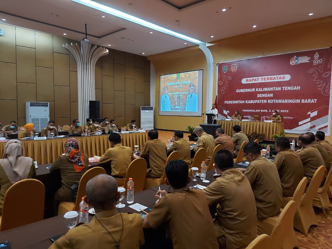 Gubernur Kalimantan Tengah H. Sugianto Sabran menggelar Rapat Terbatas dengan Pemerintah Kabupaten Kotawaringin Barat, Kamis (2/6) di Brits Hotel Pangkalan Bun Kotawaringin Barat. Foto : Ari