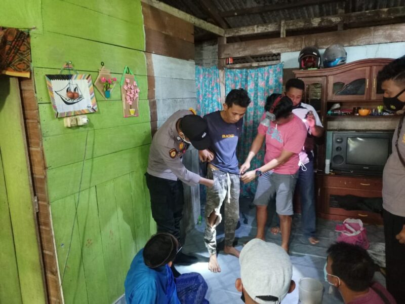 Jajaran Satuan Reserse Narkoba Polres Lamandau kembali berhasil membekuk pelaku pengedar jaringan Narkoba. 3 (tiga) Tersangka asal Desa Bukit Raya raya (H-2) Kecamatan Mentobi raya Kabupaten Lamandau berhasil dibekuk oleh Sat Narkoba Polres Lamandau, Selasa (1/6/2021). Foto : By
