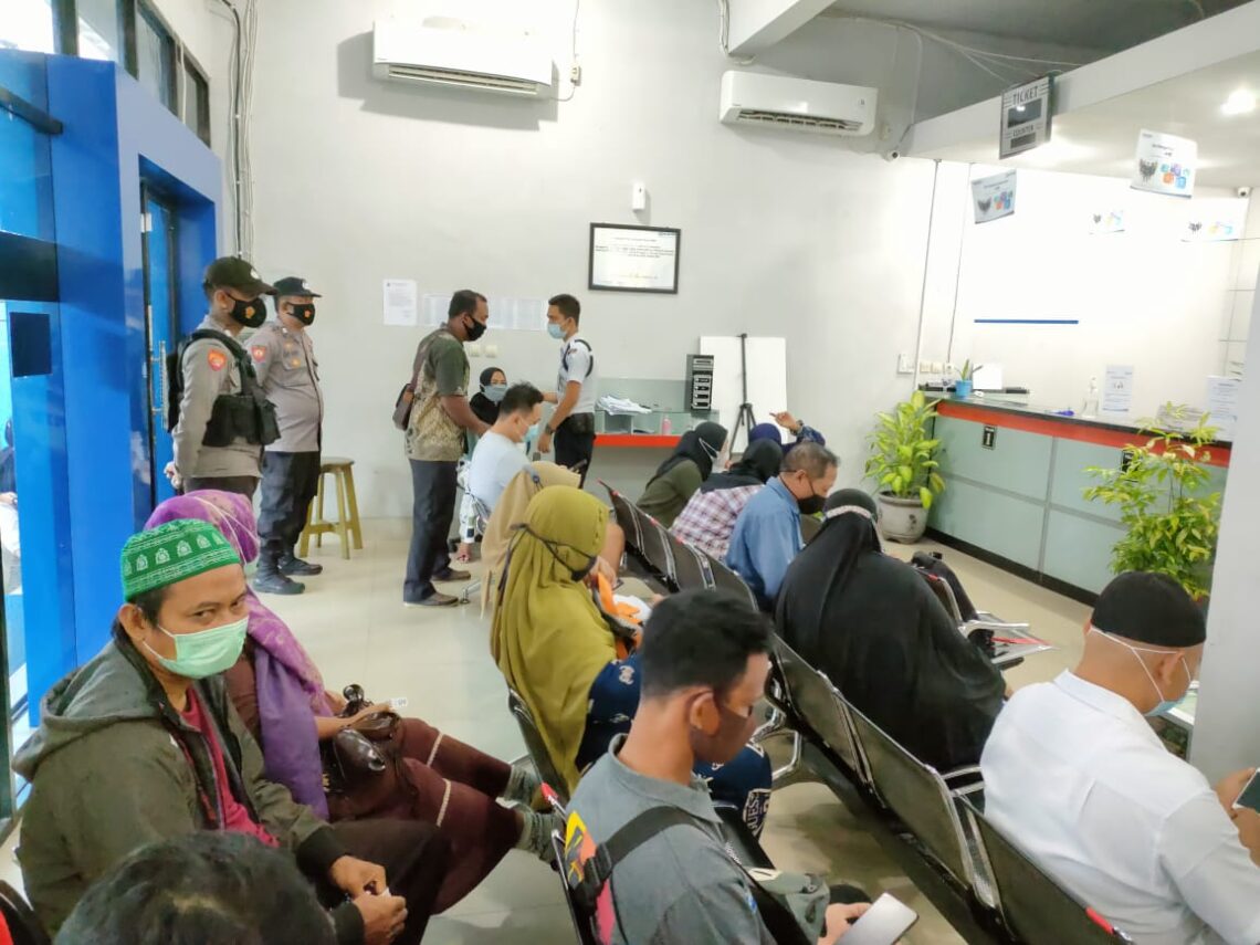 Polsek Seruyan Hilir jajaran Polres Seruyan sebagai pelindung, pengayom dan pelayan masyarakat melaksanaan kegiatan pengawasan dan pengamanan dalam kegiatan tersebut, Rabu pagi (02/06/2021). Foto : Tbn