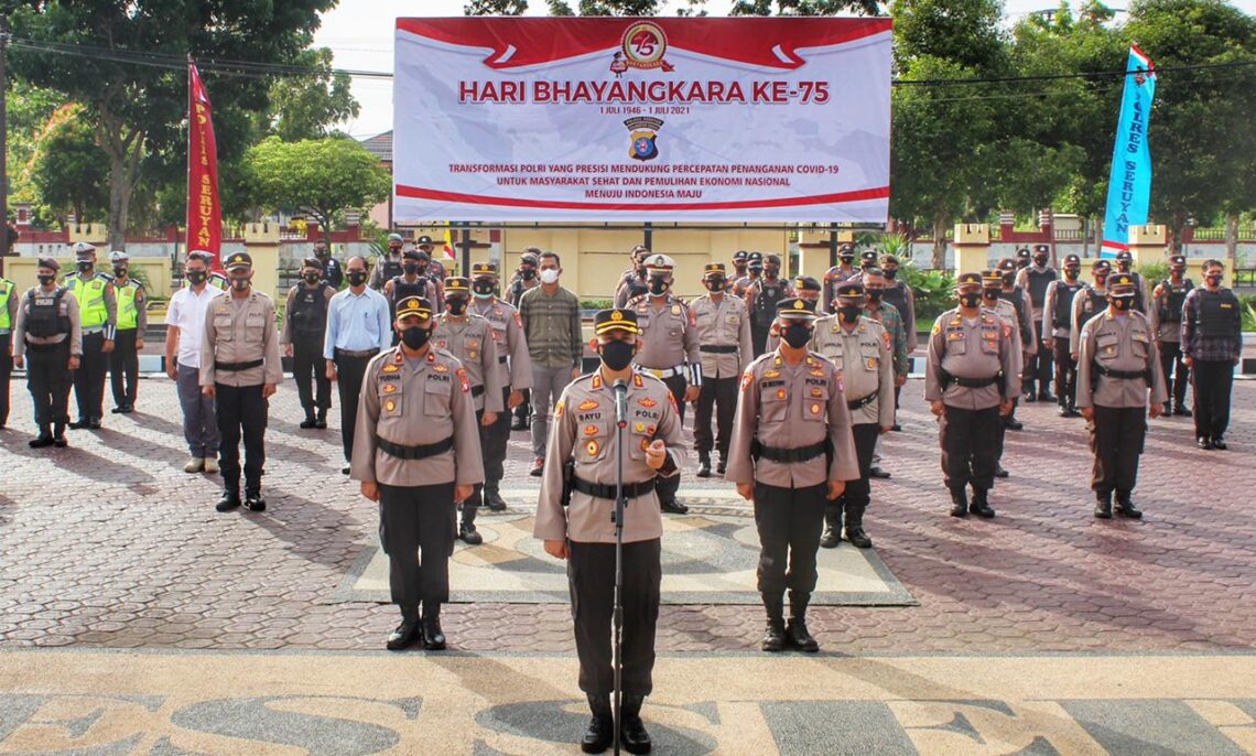 Kapolres Seruyan AKBP Bayu Wicaksono, S.H., S.I.K., M.Si., mengikuti Upacara Virtual Hari Bhayangkara Ke-75 dari Kapolda Kalteng dengan Polres jajaran, Jumat (02/07/2021). Foto : Tbn