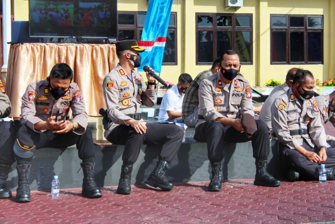 Kapolres Seruyan AKBP Bayu Wicaksono, S.H., S.I.K., M.Si., pada saat Jam Pimpinan memberikan arahan Kepada Personil Polres Seruyan, Jumat (02/07/2021). Foto : Tbn