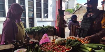 Tim Yustisi Polres Seruyan Berikan Himbauan Prokes di Pasar Saik