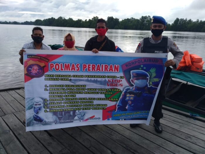 Satpolairud Polres Seruyan dengan menggunakan spanduk, memberikan imbauan kepada masyarakat pesisir terkait protokol Kesehatan di sekitar pesisir DAS Seruyan Kuala pembuang Kecamatan Seruyan Hilir Kabupaten Seruyan Provinsi Kalteng, Jumat (02/07/2021). Foto : Tbn