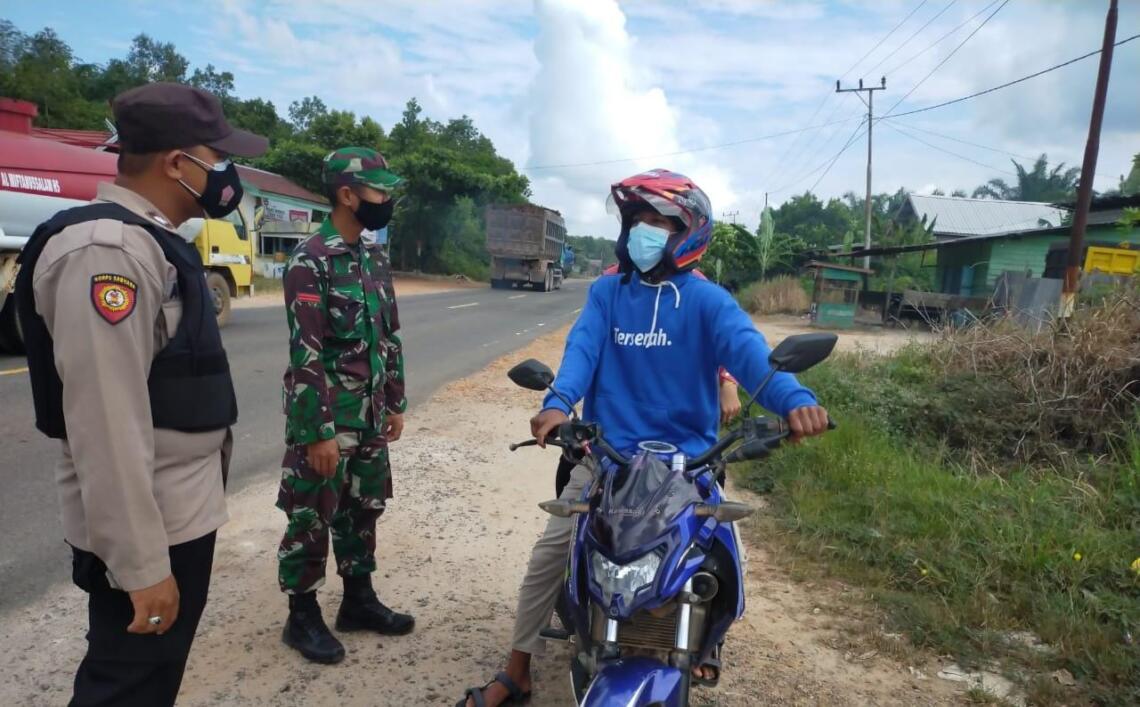 PPKM Darurat, Polsek Hanau Terus Lakukan Penyekatan, Senin (2/8/2021). Foto : Tbn