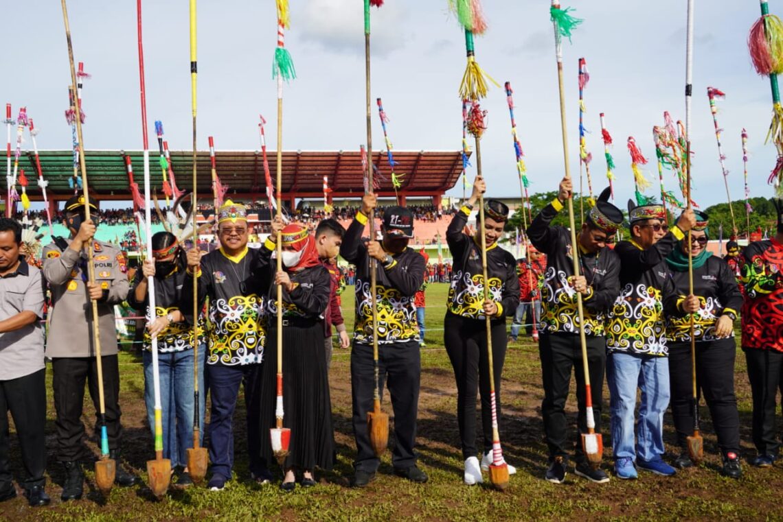 Sekda Prov. Kalteng H. Nuryakin saat turut serta meramaikan Pagelaran Kongkurung