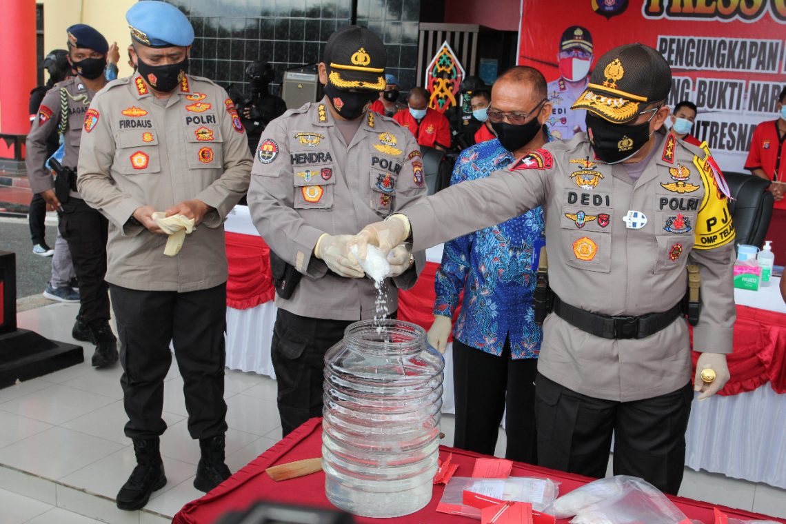 Kapolda Kalteng Irjen Pol. Dr. Dedi Prasetyo, M.Hum., M.Si., M.M. sedang menuangkan sabu ke dalam larutan pemusnah. FOTO : Tbn