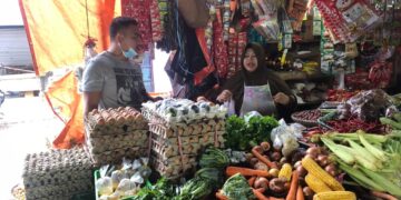 Anggota Sat Intelkam Polres Seruyan Rutin Pantau Harga di Pasar