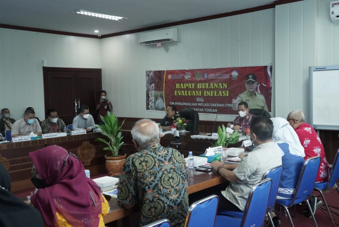 Sekretaris Daerah Prov. Kalteng H. Nuryakin saat pimpin rapat Evaluasi TPID terhadap Inflasi Kalteng Bulan Agustus tahun 2022
