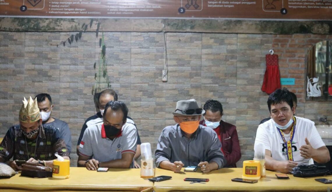 Gabungan ormas di Palangka Raya mendesak Tim Cyber menyampaikan ke publik terkait dengan kepastian informasi bahwa mereka telah melakukan pelangaran hukum terkait dengan penyalahgunaan ITE, Senin (2/11/2021) malam. Foto : Ist