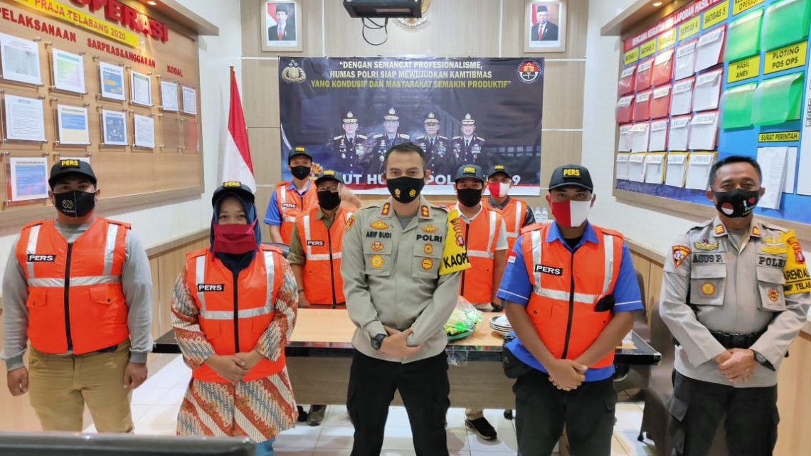 Kapolres Lamandau AKBP Arif Budi Purnomo memberikan rompi khusus pers peliputan aksi Demo di Aula  Mako Polres Lamandau setelah mengikuti Zoom miring merayakan Hari ulang tahun Divisi Hubungan Masyarakat Polri yang ke-69, Senin (2/11/2020). Foto : By.