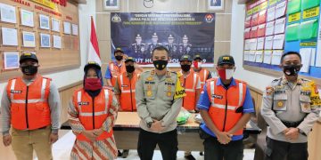 Kapolres Lamandau Berikan Rompi Khusus Pers