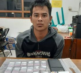 Pemuda dengan barang bukti 18 paket sabu ciduk aparat Polsek Cempaga Jajaran Polres Kotim di Desa Cempaka Mulia Barat. Foto : Tbn