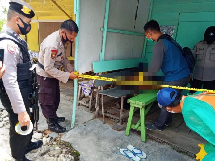 Polisi dari Polresta Palangka Raya mengevakuasi mayat dari warung di Jl Mahir Mahar Palangka Raya, Minggu (01/11/2020). Foto : Tbn