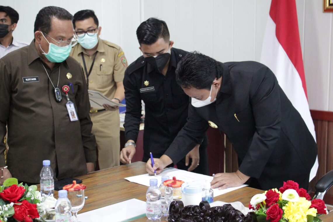 Wakil Gubernur Kalteng H. Edy Pratowo saat melakukan Penandatanganan 3 buah Nota Kesepakatan antara Pemprov. Kalteng dengan Pimpinan DPRD Prov. Kalteng. Footo : Ist