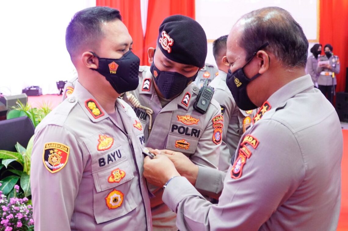 Kapolres Seruyan AKBP Bayu Wicaksono, S.H., S.I.K., M.Si. menerima PIN perak dari Kemenpan RB yang disematkan Kapolda Kalteng, Senin (3/1/2022). Foto : Tbn