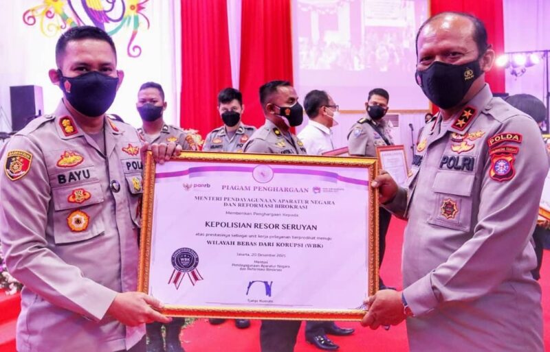 Kali ini, penghargaan diberikan kepada Polres Seruyan dan AKBP Bayu Wicaksono, S.H., S.I.K., M.Si. yang langsung diserahkan oleh Kapolda Kalteng, Irjen. Pol. Drs. Nanang Avianto, M.Si. bertempat di Mapolda Kalteng, Senin (3/1/2022) pagi.