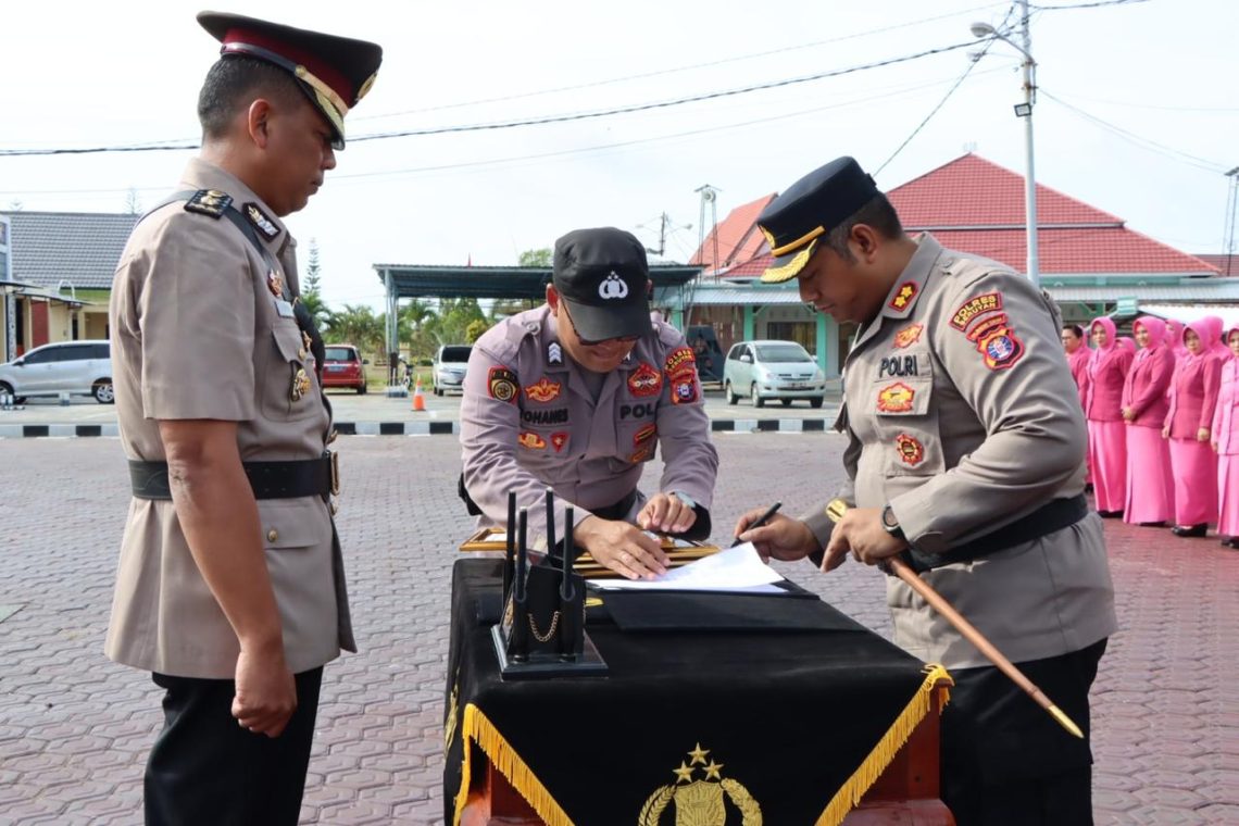 Kapolres Seruyan AKBP Gatot Istanto, SIK, memimpin upacara serah terima jabatan (sertijab) perwira, di halaman Mapolres Seruyan jajaran Polda Kalteng, Selasa (03/01/2023). Foto : ps