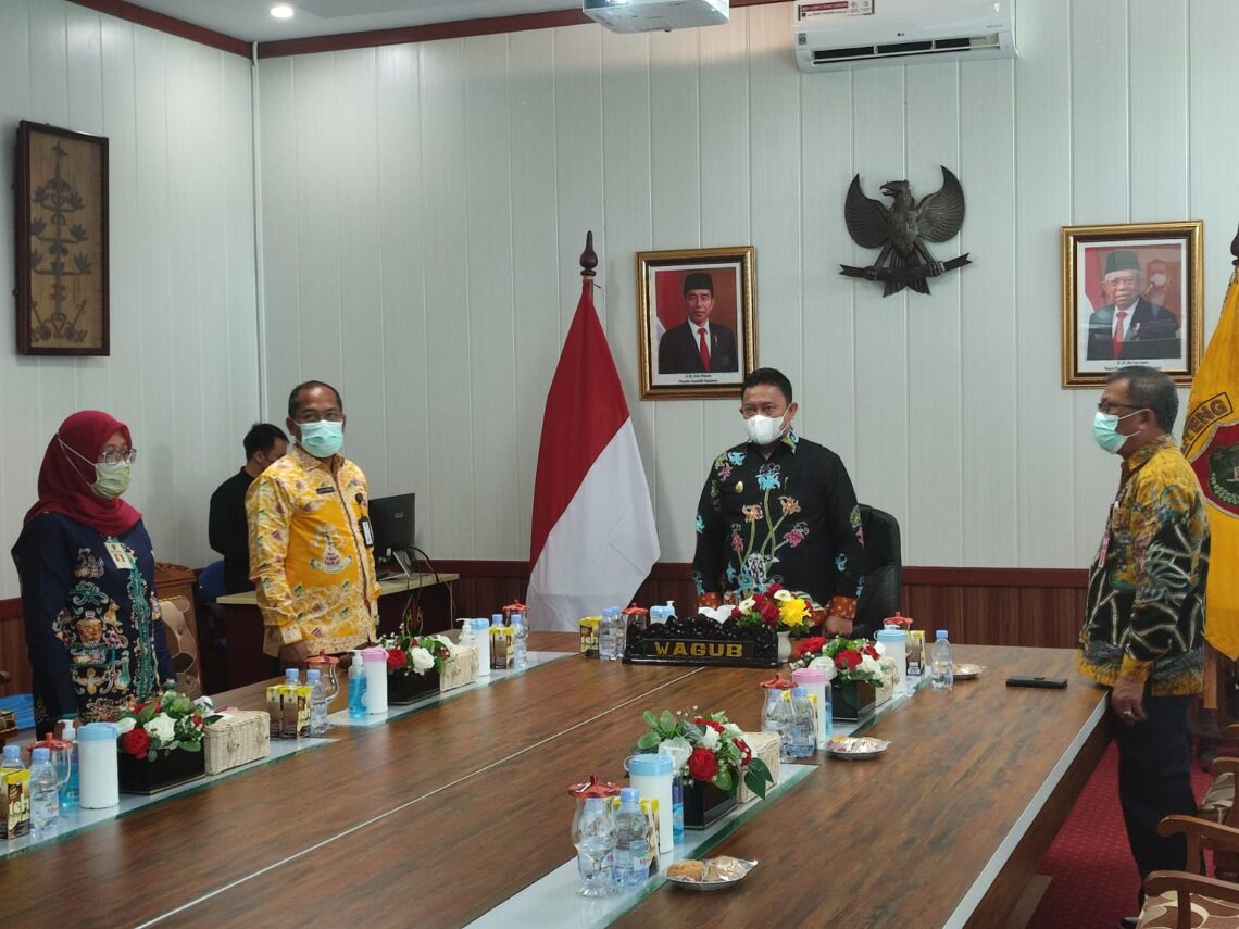 Wakil Gubernur Kalteng H. Edy Pratowo menghadiri Launching Instruksi Presiden (INPRES) Nomor 1 Tahun 2022 tentang Optimalisasi Pelaksanaan Program Jaminan Kesehatan Nasional (JKN). Acara ini digelar secara virtual dari Ruang Rapat Wakil Gubernur Kalteng, Kamis (3/2/2022). Foto : mmc