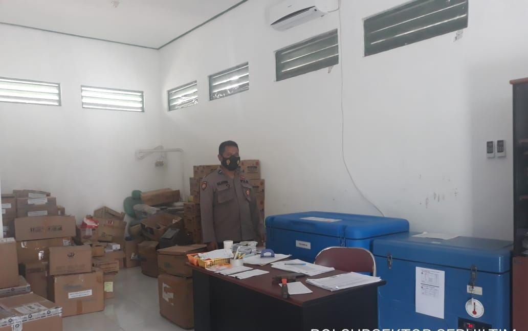 Personil Polsek Seruyan Hilir melaksanakan pengamanan yang sangat ketat di gudang Penyimpanan Vaksin di Gudang Puskesmas Kp II Kabupaten Seruyan, Rabu (03/02/2021).  Foto : Tbn