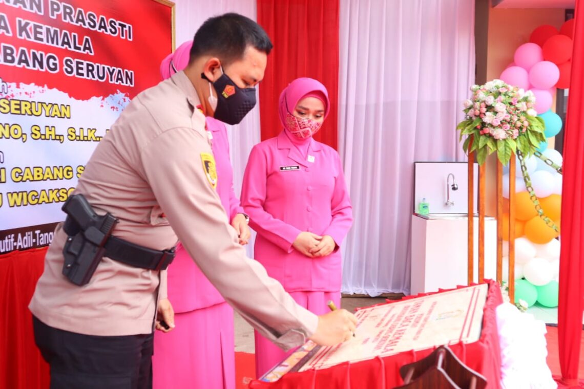 Kapolres Seruyan AKBP Bayu Wicaksono, S.H.,S.I.K.,M.Si. memimpin jalanya Pemotongan pita peresmian taman baca dan Penandatanganan Prasasti taman baca Kemala Bhayangkari Cabang Seruyan, Kamis (3/2/2022). Foto : Tbn