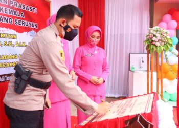 Penandatanganan Prasasti Taman Baca Kemala Bhayangkari Cabang Seruyan