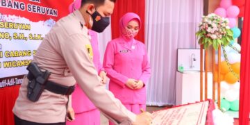 Penandatanganan Prasasti Taman Baca Kemala Bhayangkari Cabang Seruyan