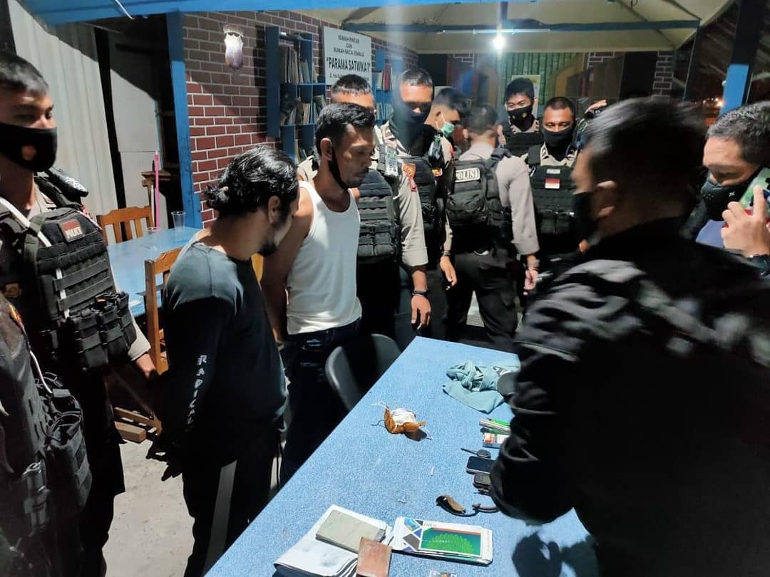Tim Raimas Back Bone Ditsamapta Polda Kalimantan Tengah mengamankan dua pria yang kedapatan membawa satu paket Narkoba jenis sabu, Rabu (3/3/2021) sekitar pukul 00.15 WIB. Foto : Tbn