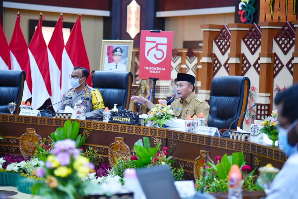 Gubernur Kalimantan Tengah (Kalteng) H. Sugianto Sabran menghadiri Rapat Koordinasi (Rakor) Pencegahan dan Penanganan Karhutla Provinsi Kalteng Tahun 2021 secara virtual di Aula Jayang Tingang Lantai II Kantor Gubernur Kalimantan Tengah, Selasa (02/03/21). Foto : BA