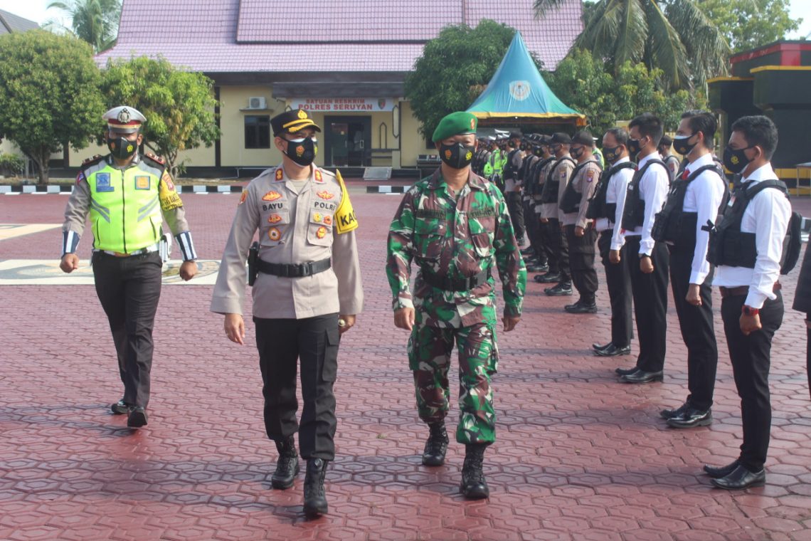 Untuk memperkuat sinegritas TNI-Polri, Polres Seruyan bersama dengan personel Koramil 1015-14 dan Pos TNI AL Kuala Pembuang melaksanakan kegiatan Apel Sinegritas Rabu (03/03/2021) pagi. Foto : Tbn