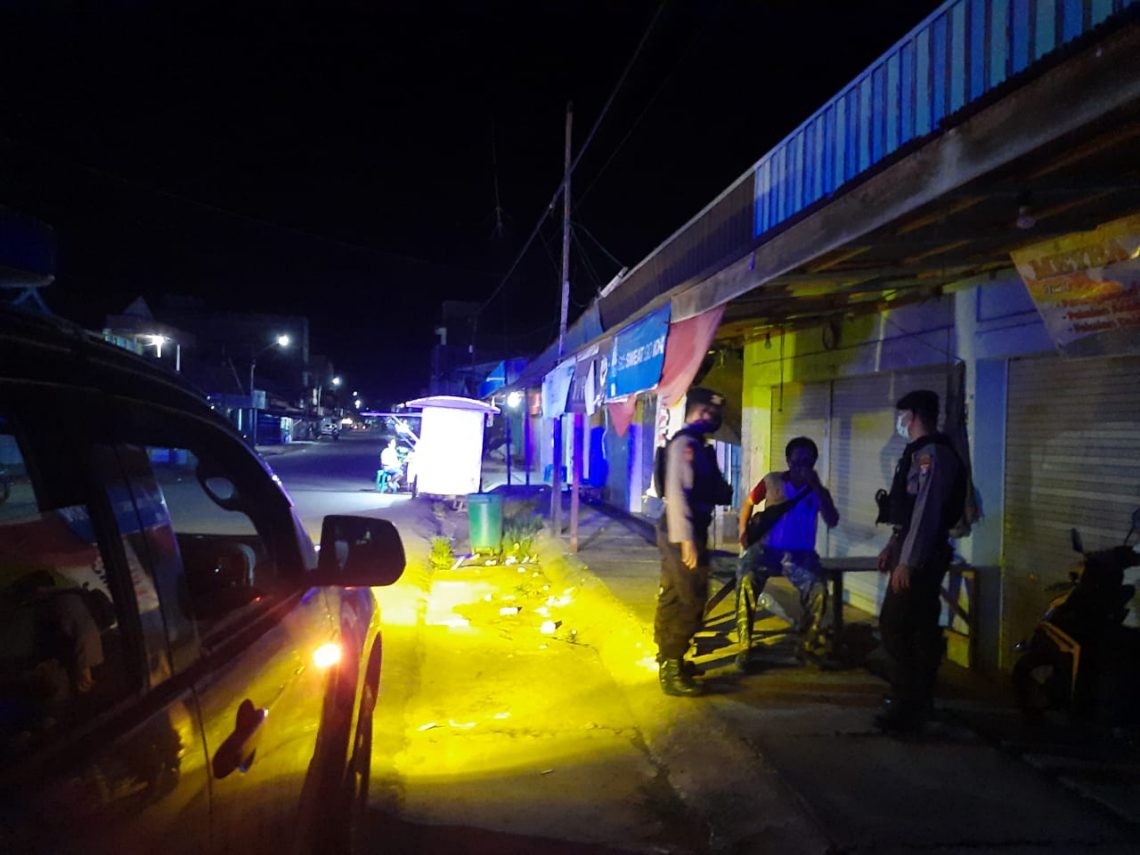 Anggota Sat Sabhara juga turut berkomunikasi dengan masyarakat dan tempat yang dijaga yang menjadi obyek sasaran patroli "Blue Light" Sat Sabhara Polres Seruyan, Selasa (2/3/2021). Foto : TN