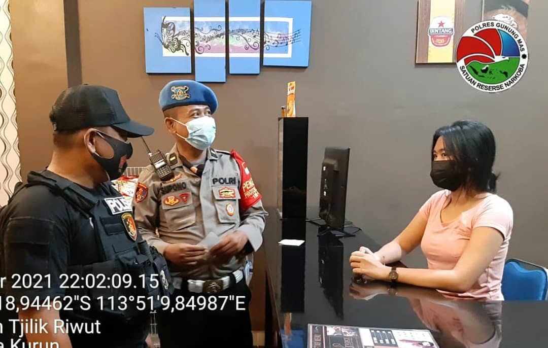 Aparat Polres Gunung Mas, Polda Kalteng untuk berhenti memberikan edukasi kepada masyarakat tentang penerapan Protokol Kesehatan Covid-19, Senin (1/3/2021). Foto : Tbn