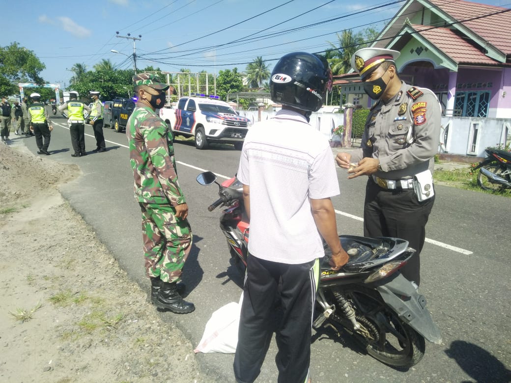 Polres Seruyan Polda Kalimantan Tengah menggencarkan upaya pencegahan Covid-19 dengan mengajak disiplin 3M, gencar diedukasikan kepada masyarakat Kuala Pembuang, Kecamatan Seruyan Hilir Kabupaten Seruyan, Sabtu (3/3/2021) Pukul 08.30 Wib. Foto : Tbn