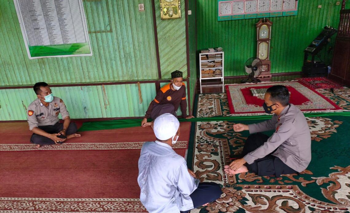 Menjelang bulan Suci Ramadhan , Polsek Danau Sembuluh himbau warga patuhi Prokes Covid-19 ke beberapa Mesjid. Foto : Tbn