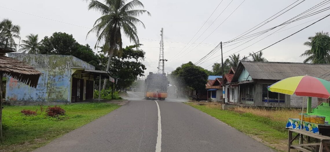 Satuan Sabhara Polres Seruyan melakukan penyemprotan disinfektan dimulai dari Jalan A. Yani Kuala Pembuang menuju Jalan Adam Malik, Ais Nasution, Gatot Subroto, Desa Persil Raya, Pematang Panjang dan Jembatan Soekarno, Sabtu (3/4/2021). Foto : TN