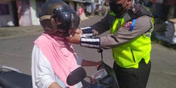 Sat Lantas Polres Seruyan Sampaikan Larangan Mudik dengan Bagikan Stiker
