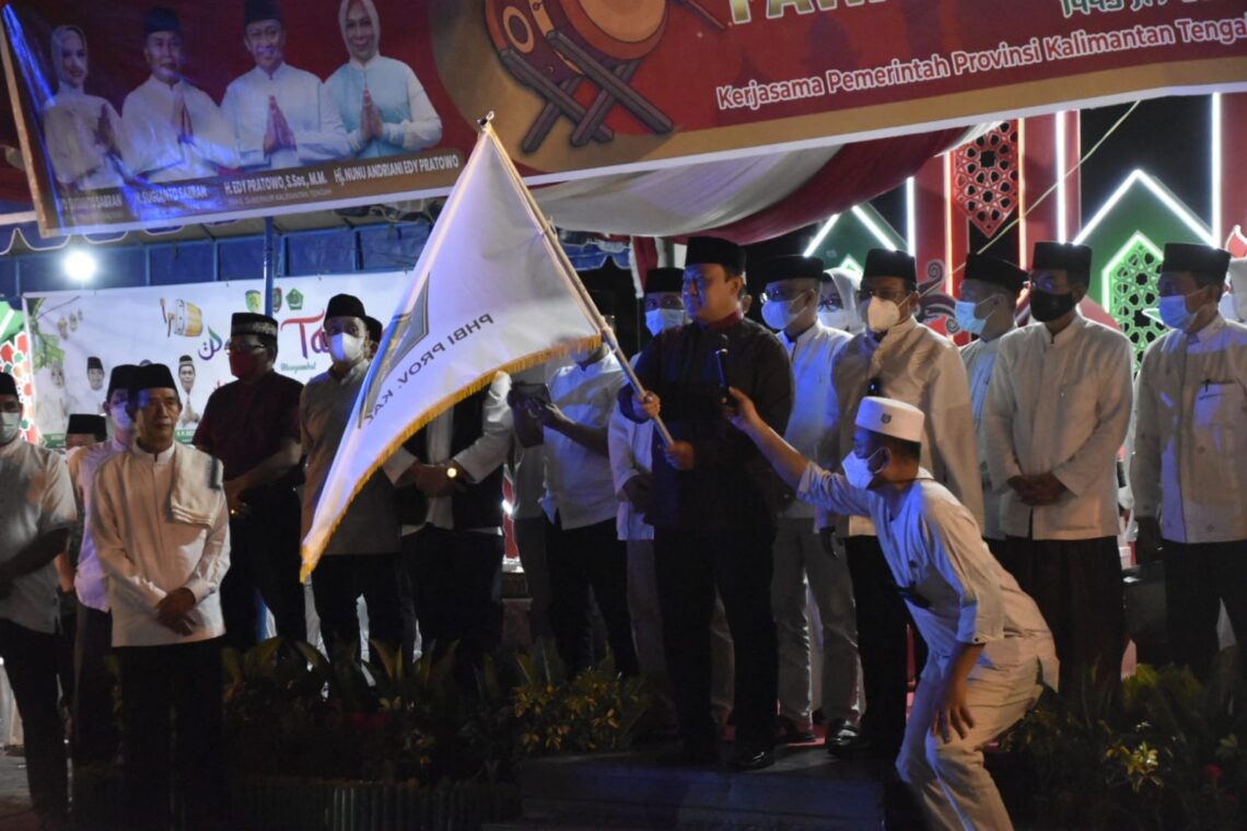Wakil Gubernu Kalteng H. Edy Pratowo saat melepas Pawai Takbir menyambut Hari Raya Idul Fitri 1 Syawal Tahun 1443 H / 2022 M