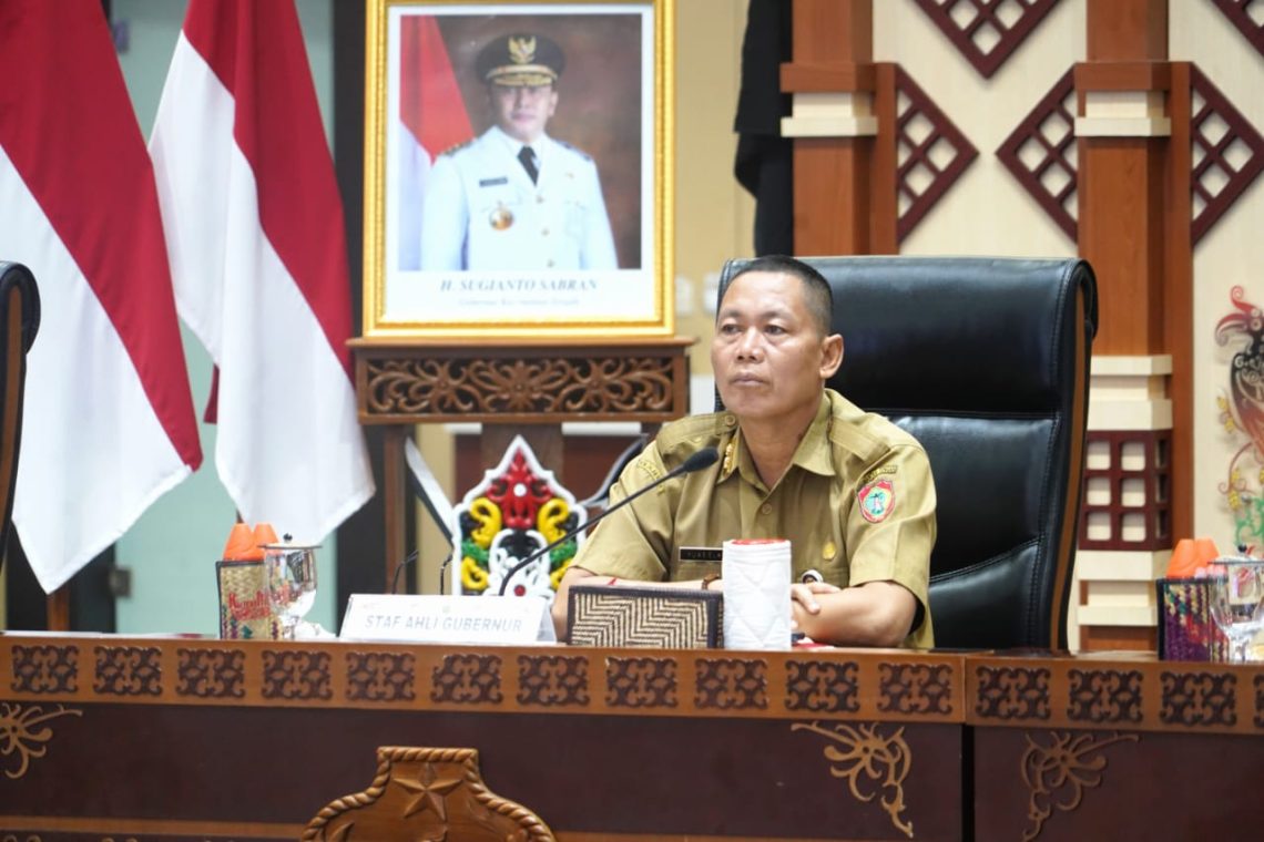 Staf Ahli Gubernur Kalteng Bidang Ekonomi, Keuangan, dan Pembangunan, Yuas Elko, hadiri Rapat Koordinasi (Rakor) Pengendalian Inflasi Tahun 2023 bersama Menteri Dalam Negeri RI, Tito Karnavian, secara virtual dari Aula Jayang Tingang Kantor Gubernur Kalteng, Rabu (3/5/2023). Foto : Ist